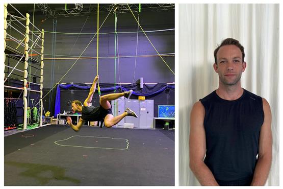 Stuart Gannon ist „Aerial Captain“ beim Tarzan-Musical in Stuttgart. Bei einem Besuch zeigt er seine Flugkünste.  Foto: Verena Eisele