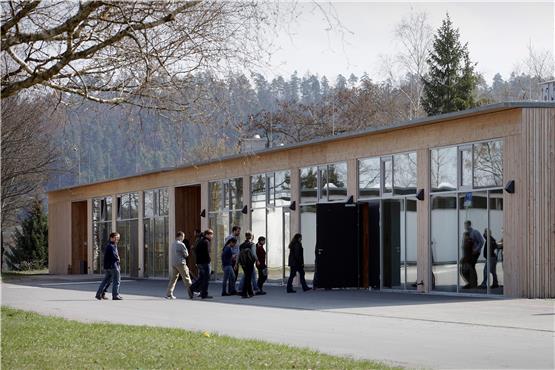 Studierende auf dem Weg ins neue Labor- und Hörsaalgebäude der Forsthochschule im Schadenweiler. Archivbild: Mozer
