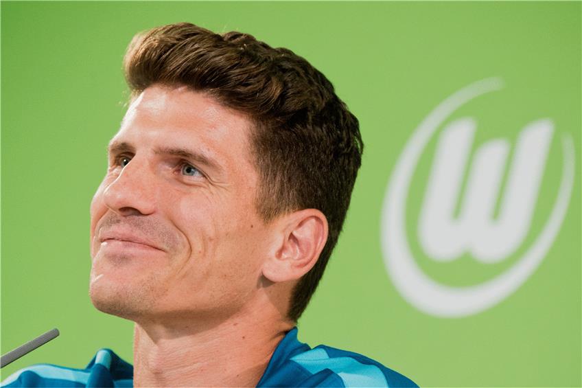 Stürmer Mario Gomez, der Neu-Wolfsburger, hat sich für die kommende Bundesliga-Saison viel vorgenommen. Foto: dpa