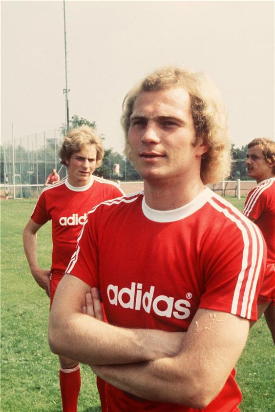 Stürmer Uli Hoeneß, 1974, im Dress des FC Bayern. Foto: Istvan Bajzat/dpa Foto: Istvan Bajzat/dpa