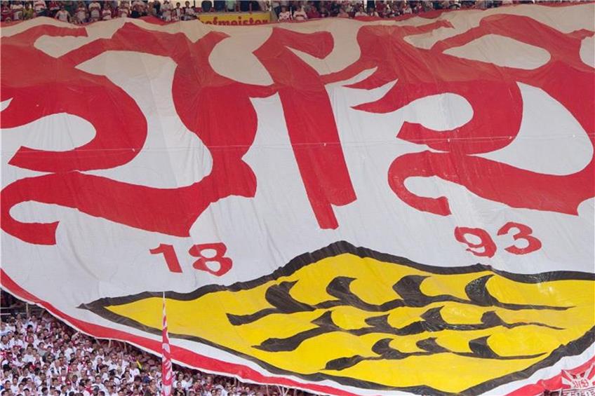 Stuttgarter Fans breiten vor dem Spiel einen Banner mit dem Logo des VfB Stuttgart aus. Foto: Sebastian Kahnert/dpa/Archivbild