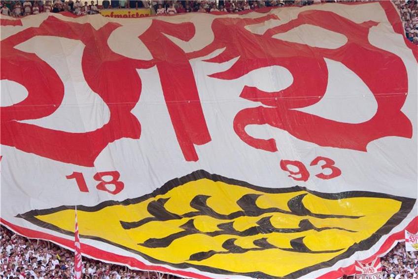 Stuttgarter Fans breiten vor einem Spiel einen Banner mit dem Logo des VfB Stuttgart aus. Foto: Sebastian Kahnert/Archivbild