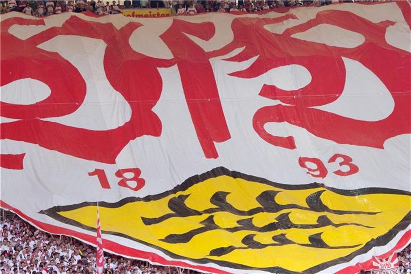 Stuttgarter Fans halten einen Banner mit dem Logo des VfB Stuttgart. Foto: Sebastian Kahnert/Archiv dpa
