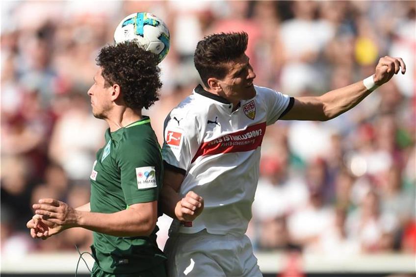Stuttgarts Mario Gomez (r) und Bremens Milos Veljkovic kämpfen um den Ball. Foto: Andreas Gebert dpa