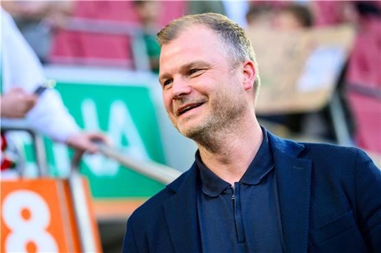 Stuttgarts Sportdirektor Fabian Wohlgemuth steht vor dem Spiel im Stadion. Der inzwischen 45-Jährige trat beim VfB im Dezember 2022 die Nachfolge von Sven Mislintat an. Foto: Tom Weller/dpa