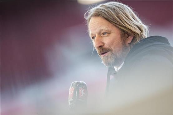Stuttgarts Sportdirektor Sven Mislintat steht vor einem Spiel im Stadion. Foto: Tom Weller/dpa