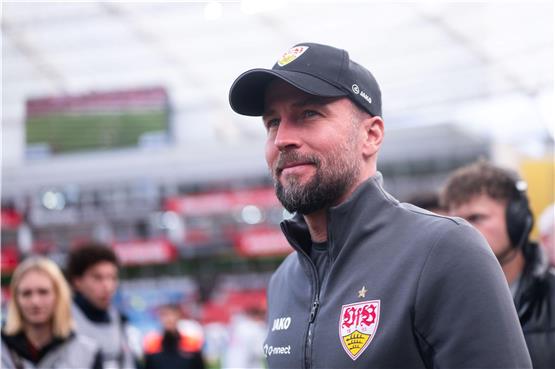 Stuttgarts Trainer Sebastian Hoeneß blickt vor der Partie in die Runde. Foto: Marius Becker/dpa/Archivbild