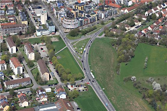 Südlich des Hechinger Eck (Mitte unten, unterhalb des kleinen Parkplatzes) sollen drei Flüchtlingsprojekte gebaut werden.Bild: Grohe
