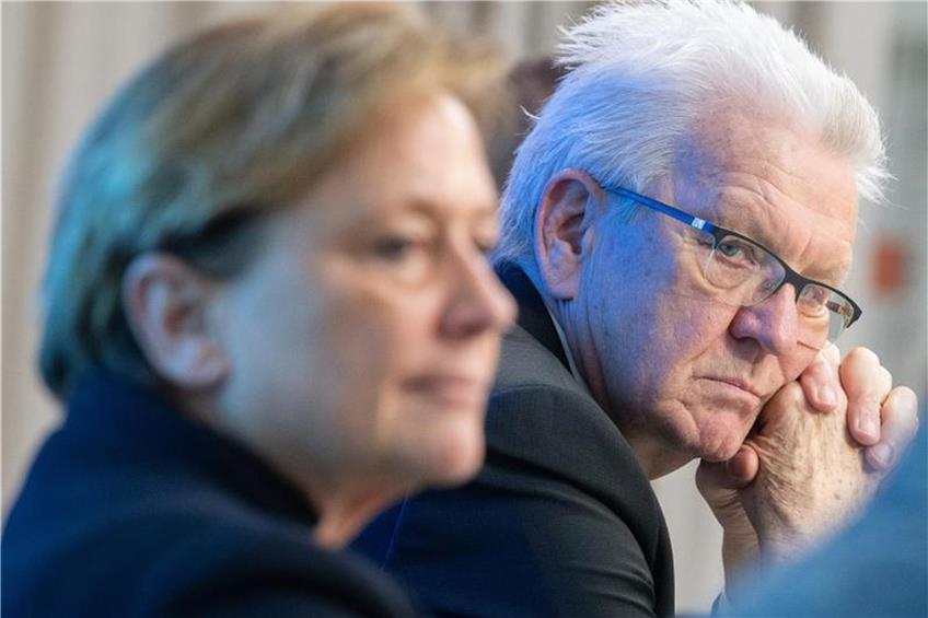 Susanne Eisenmann (CDU) und Winfried Kretschmann (Grüne). Foto: Sebastian Gollnow/dpa/Archivbild
