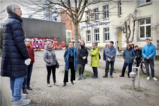 Susanne Walser (links) informiert die SPD-Kandidatin (im blauen Mantel) über die unerfreuliche Lage der VHS. Bild: Anne Faden