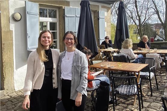 Svenja Fürbringer-Raschke und Annika Neumann gründeten den Verein Kosmos und betreiben das Alte Waschhaus als Café des Hölderlinturms. Bild: Andrea Bachmann