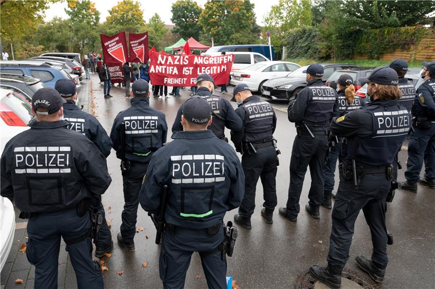Sympathisanten der linken Szene demonstrierten am 13. Oktober vor der Urteilsverkündung gegen zwei Männer vor dem Gerichtsgebäude in Stuttgart-Stammheim für die Freilassung der Angeklagten.