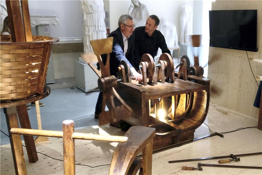 Szenograf Stephan Potengowski mit Uni-Museums-Chef Ernst Seidl am Schaufelradboot. Bild: Angelika Bachmann