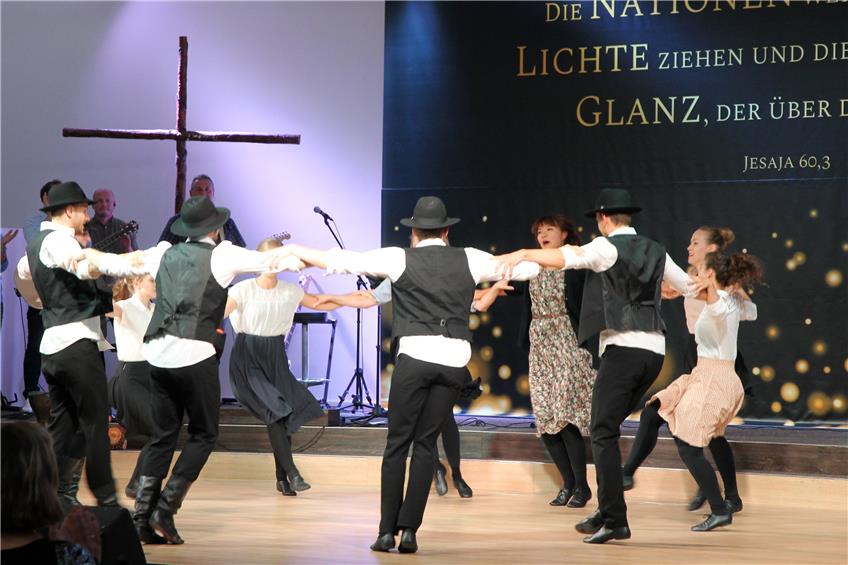 TOS-Mitglieder tanzen zu jüdischer Klezmer-Musik. Bild: Philipp Koebnik