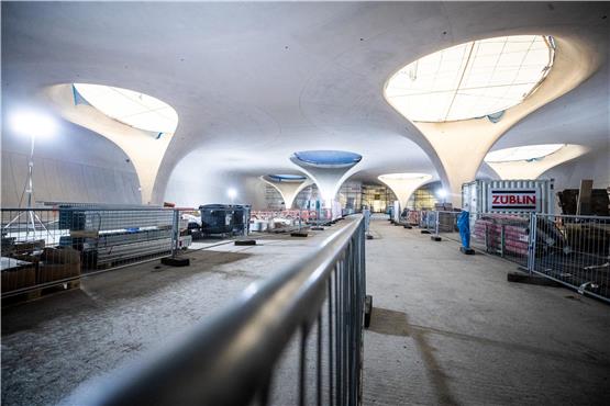 Tageslicht fällt während der „“Tage der offenen Baustelle“ durch die Lichtaugen des neuen Stuttgarter Hauptbahnhofs. Ein Prozess um die Mehrkosten von Stuttgart 21 nähert sich dem Ende. Foto: Christoph Schmidt/dpa