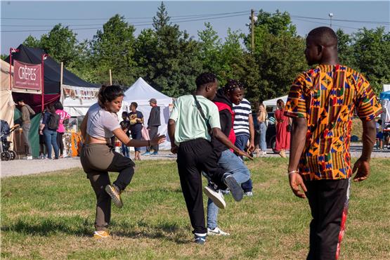 Tanzen zu rhythmischen Klängen auf dem Festplatz: Noch bis Sonntag geht das Afrika-Festival. Bild: Ulrich Metz