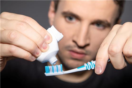 Taugt das was? Der neue Test zeigt: Mundpflege muss nicht teuer sein. Foto: ©Mattin Ott/Shotmedia /adobe.stock.com