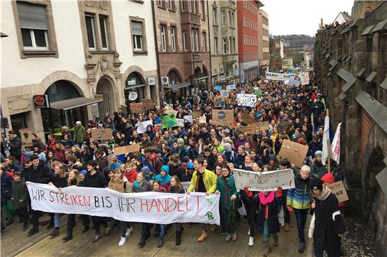 Tausende Schüler/innen und Studierende zogen bei der Fridays for Future-Demonstration am 15. März durch Tübingen. Archivbilder: Volker Rekittke