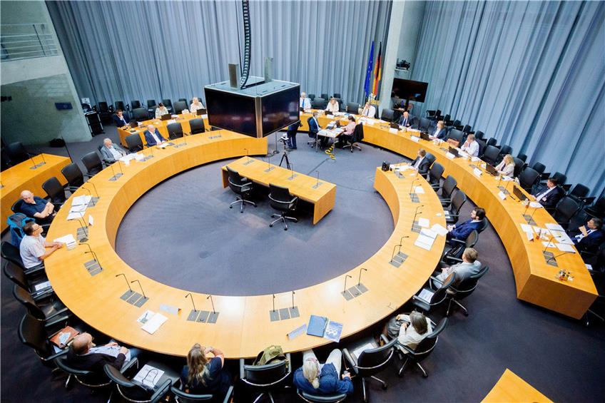 Teilnehmer des Bundeswahlausschusses sitzen im Marie-Elisabeth-Lüders-Haus des Deutschen Bundestages. Foto: Christoph Soeder/dpa