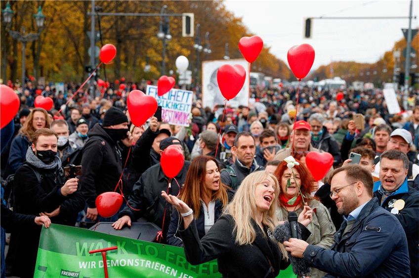 Teilnehmer einer Großdemo gegen die Corona-Auflagen versammeln sich vor dem Brandenburger Tor in Berlin. Foto: Odd Andersen/afp