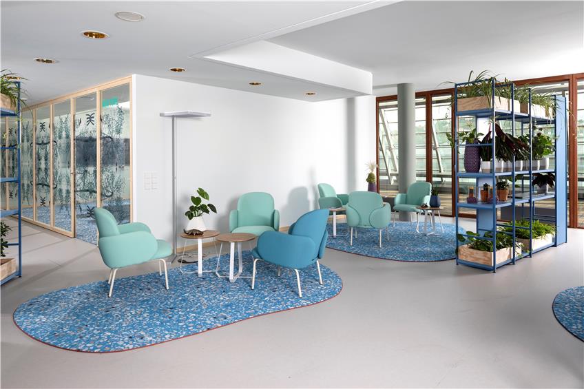 Teppiche statt Wände: Die im Terrazzodesign bedruckten Teppiche unterstützen die Zonierung der Arbeitsplätze und Sitzgruppen zu Insellösungen.