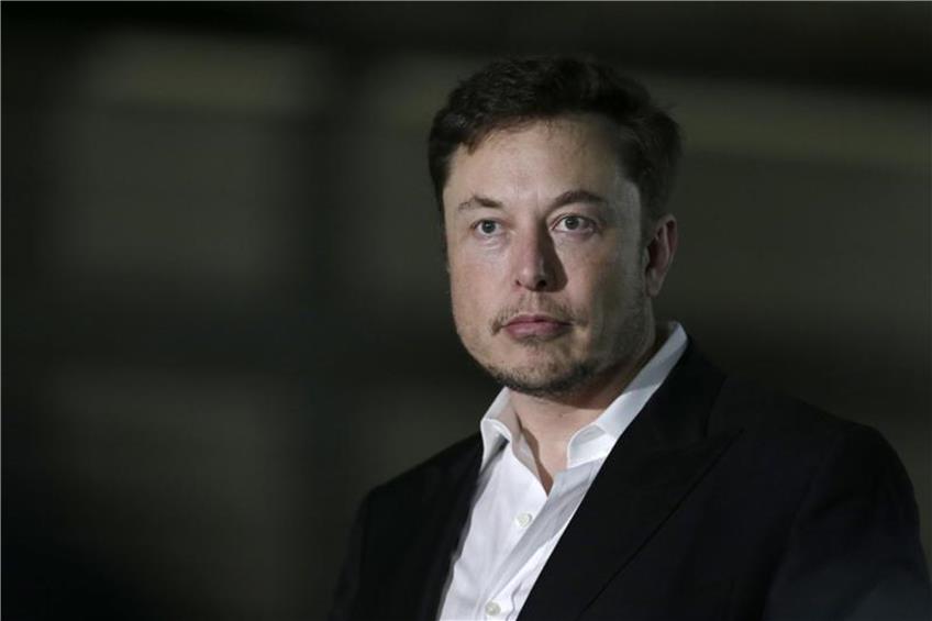 Tesla-Chef Elon Musk bei einer Pressekonferenz. Foto: Kiichiro Sato/AP/dpa/Archivbild