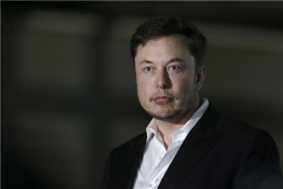 Tesla-Chef Elon Musk gibt eine Pressekonferenz. Foto: Kiichiro Sato/AP/dpa/Archivbild