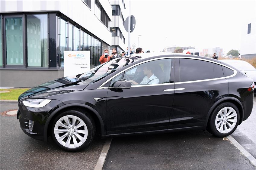 Tesla-Chef Elon Musk, hier auf dem Beifahrersitz eines Tesla Model X, kommt beim Tübinger Biopharma-Unternehmen Curevac an. Bild: Ulmer