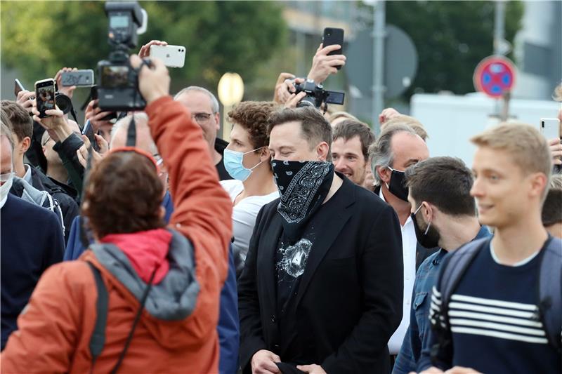 Tesla-Chef Elon Musk zu Fuß unterwegs im Tübinger Technologiepark, umringt von F...