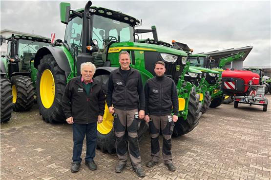 Theo, Martin und Marc Wandel (von links nach rechts) vor einem 200000 Euro teuren Traktor neuer Generation.  Bild: Andreas Straub