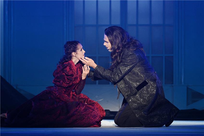 Thomas Borchert als Graf Dracula und Alexandra-Yoana Alexandrova als Mina. Foto: Jochen Klenk/Theater Ulm