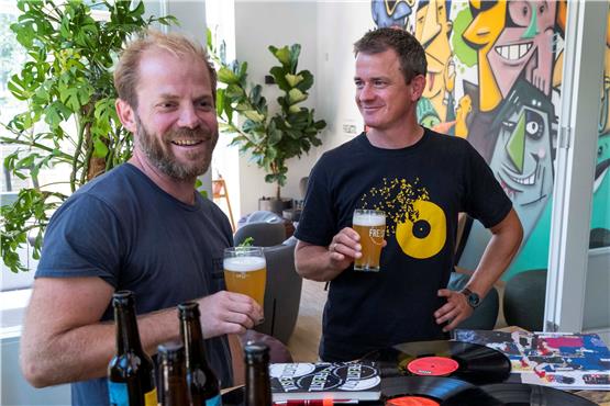 Thomas Feger und Martin Heer testen das neue Rimpo-Bier. Bild: Klaus Franke