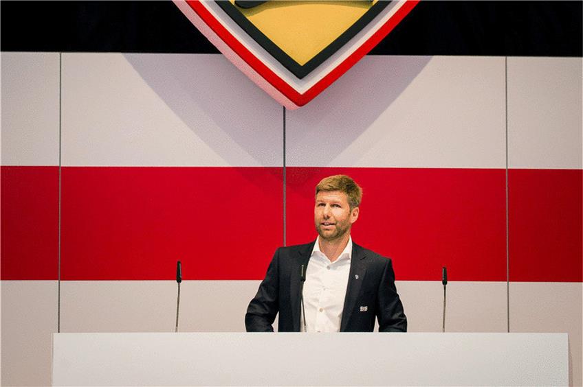 Thomas Hitzlsperger bei seiner Rede, über ihm thront ein riesiges VfB-Wappen. Foto: Christoph Schmidt/dpa
