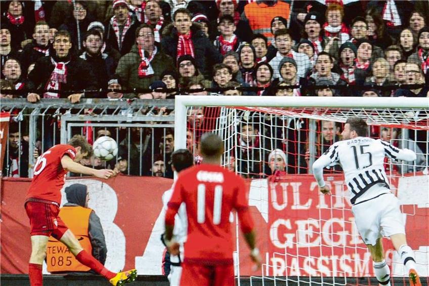 Thomas Müller (links) köpft in der Nachspielzeit der regulären Spielzeit das 2:2 - und ermöglichte den Bayern die Verlängerung und das Weiterkommen. Foto: dpa