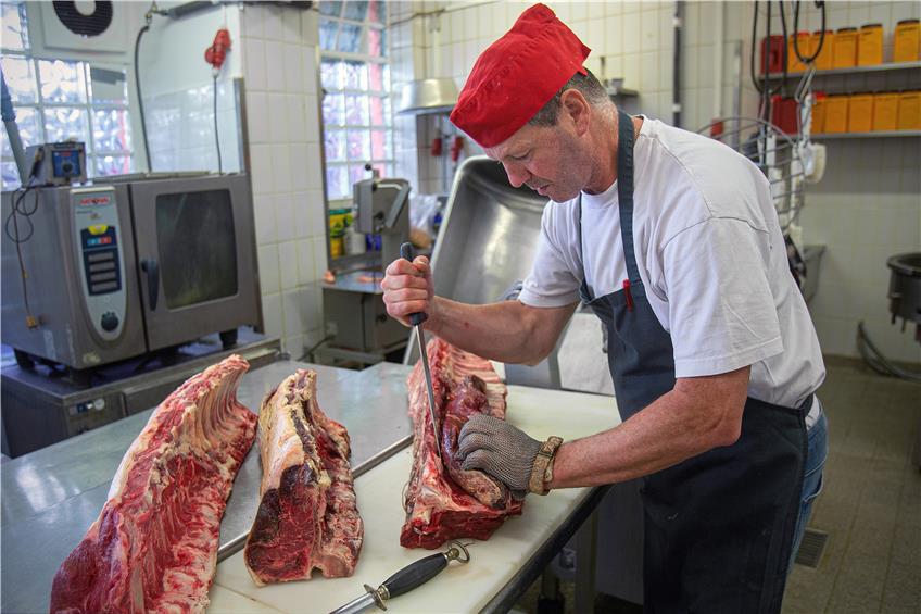 Thomas Pogorzalek, Inhaber der Metzgerei Hanselmann, schneidet das Filet aus einem Rinderschoß. Bild: Erich Sommer