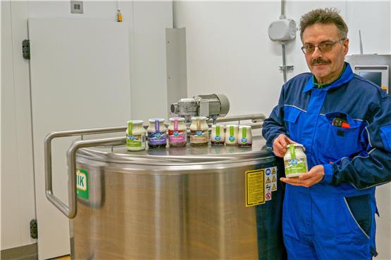 Thomas Schäfer produziert in Bodelshausen den neuen TüBio-Joghurt in vier Geschmacksrichtungen und zwei Größen. Bild: Stephan Gokeler