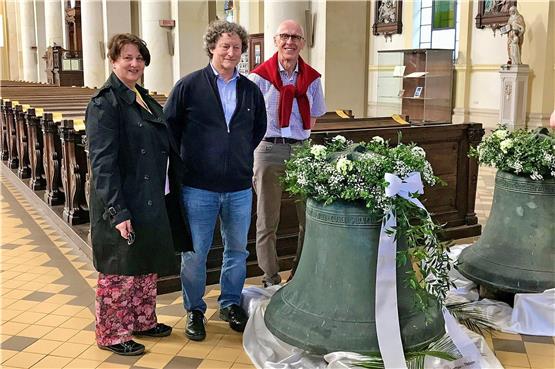 Tilla und Theo Keplinger und Johannes Längle (von links) brachten die Friedensglocke aus Lustnau zurück nach Trebom. Für die Rückgabe wurde die Glocke nicht nur schön geschmückt, sondern auch mit Pontifikalämtern wie hier in der Kathedrale von Ostrau gefeiert. Privatbild