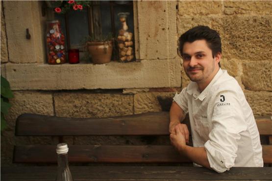 Tim Steidel im Biergarten des Restaurants „Hirsch“ in Kilchberg, wo er bis vor Kurzem als Sous Chef gearbeitet hat.Bild: Miri Watson