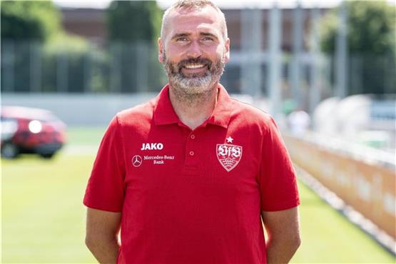 Tim Walter, Trainer des VfB Stuttgart, lächelt in die Kamera. Foto: Fabian Sommer/Archiv