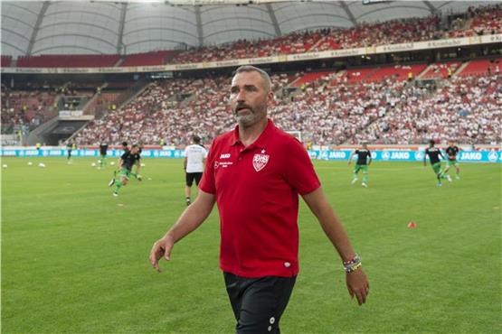 Tim Walter, Trainer des VfB Stuttgart, läuft über den Rasen. Foto: Daniel Maurer/Archivbild