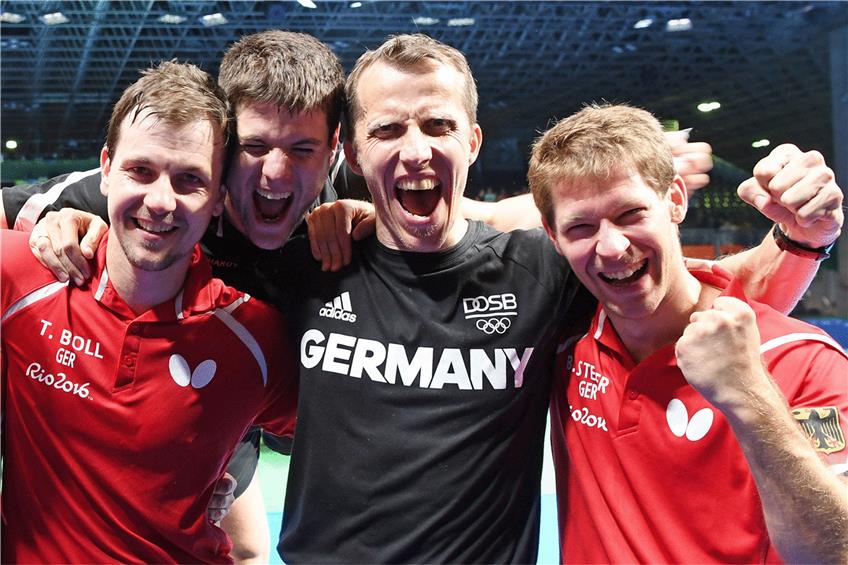 Timo Boll, Dimitrij Ovtcharov, Trainer Jörg Roßkopf und Bastian Steger (von links nach rechts) freuen sich in Rio über Bronze. Foto: dpa