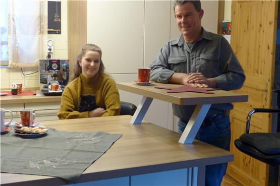 Tochter Lisa und Vater Hans-Ulrich Braun an ihrem Tisch mit praktishem Aufsatz. Bild: Justine Konradt