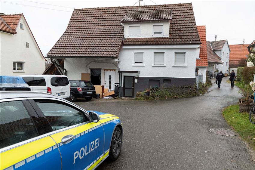 Tödlicher Familienstreit: Die Polizei sichert in Belsen Spuren. Bild: Klaus Franke