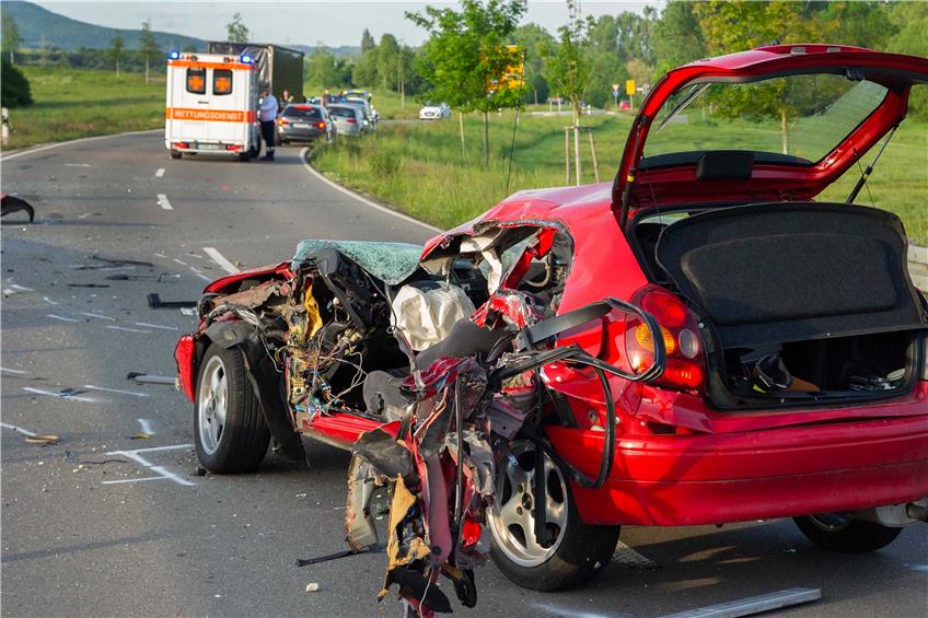 Tödlicher Unfall in Dußlingen: Ein Toyota kollidierte mit einem polnischen Kleinlaster. Die Fahrerin des Toyota starb am Unfallort. Bild: Klaus Franke