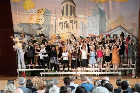 Tolle Performance, liebevolle Kostüme: In nur fünf Tagen haben die 40 Musikschul-Kinder das Musical einstudiert. Bild: Ulrich Metz