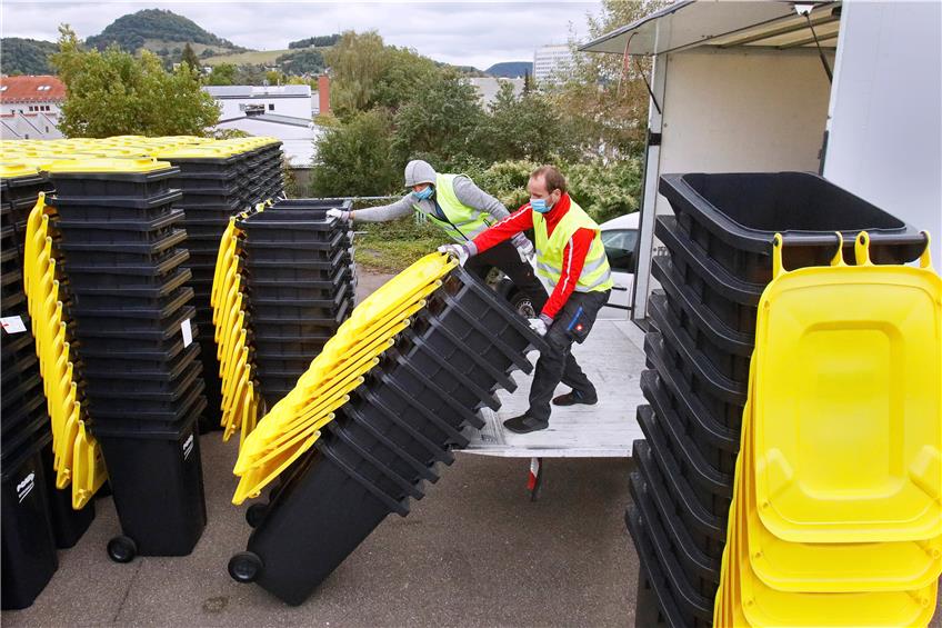 Tonnenschwere Arbeit: Die gelben Behälter werden zur Verteilung in der Stadt verladen. Bild: Horst Haas