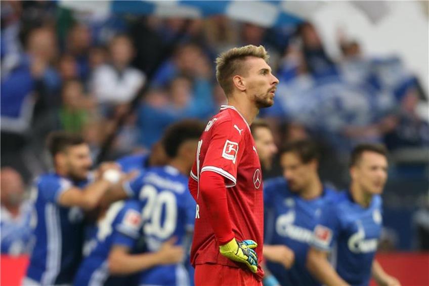 Torwart Ron-Robert Zieler geht an jubelnden Spielern von Schalke vorbei. Foto: Ina Fassbender dpa