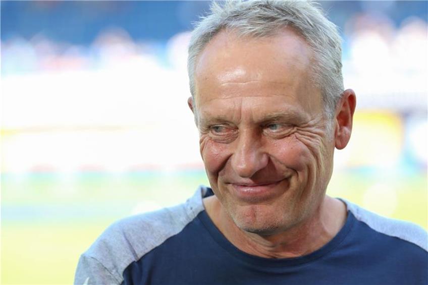 Trainer Christian Streich aus Freiburg lächelt. Foto: Friso Gentsch/Archivbild