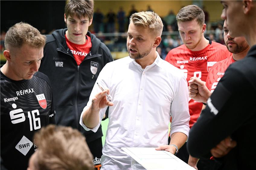 Trainer Jan Scheuermann (Mitte) hat Redebedarf mit seinem Team: Es verlor beim Tabellenvorletzten in Ludwigsburg. Archivbild: Ulmer
