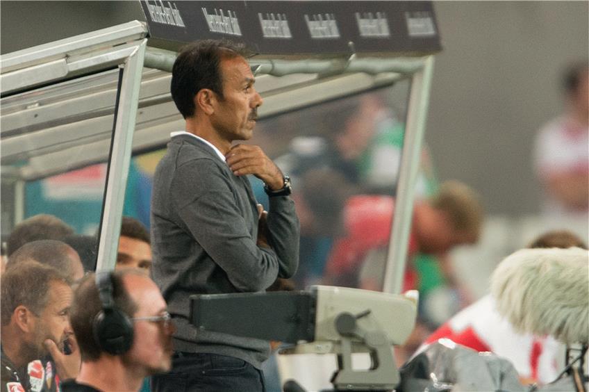 Trainer Jos Luhukay will mit seinem VfB Stuttgart bei der Fortuna in Düsseldorf punkten und das am besten dreifach. Foto: dpa